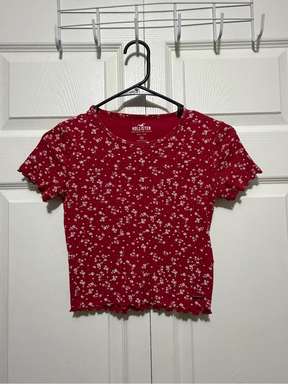 Hollister Red Ditsy Floral Ribbed Baby Tee XXS Lettuce Hem